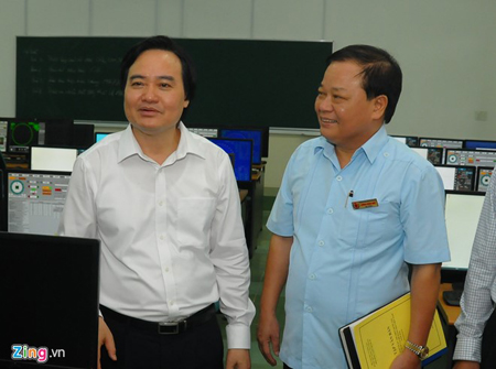 Bộ trưởng GD&ĐT nghe Hiệu trưởng Đại học Hàng Hải báo cáo về công tác chuẩn bị địa điểm thi.